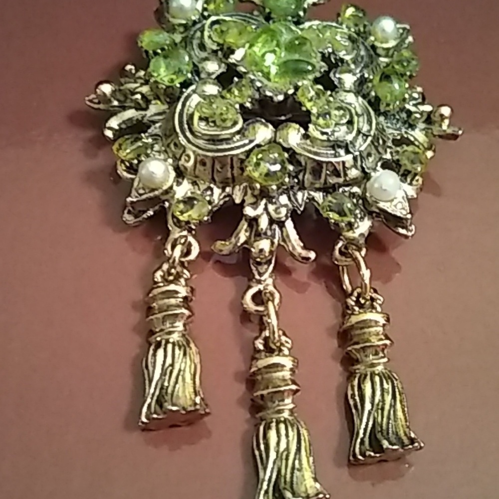 Vintage antique gold brooch with peridot stones